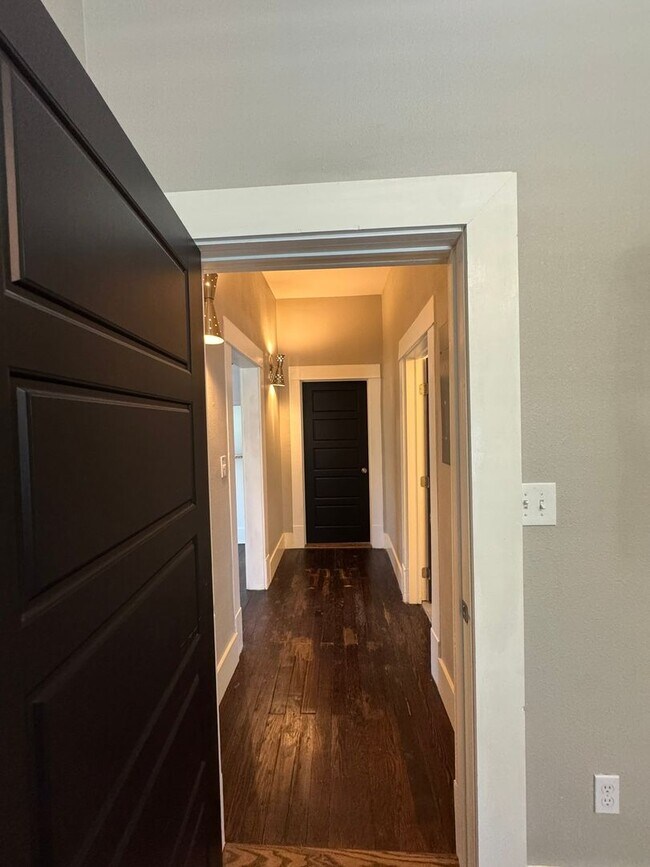 Building Photo - Ready For Move In - Beautifully Renovated Cottage Home in South San Antonio - Near Downtown SA