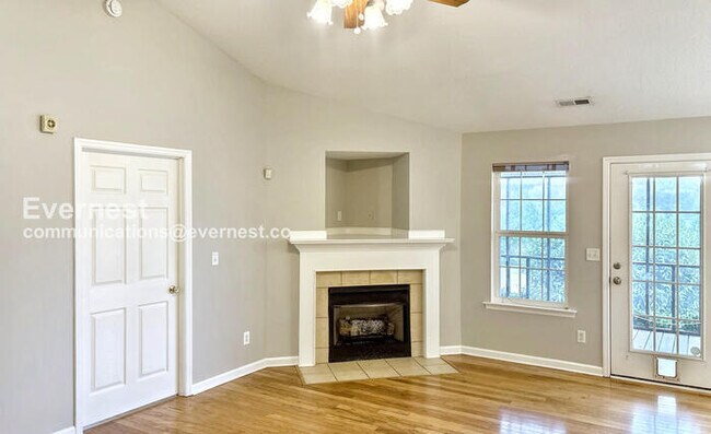 Building Photo - 3 Bed, 2 Bath Home with Garage / Pet-Frien...