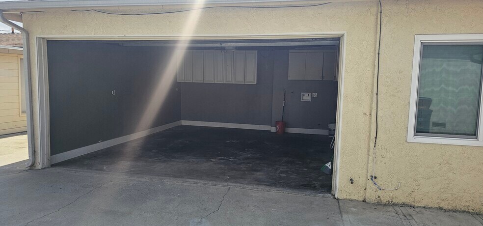 Building Photo - 16931 S Berendo Ave