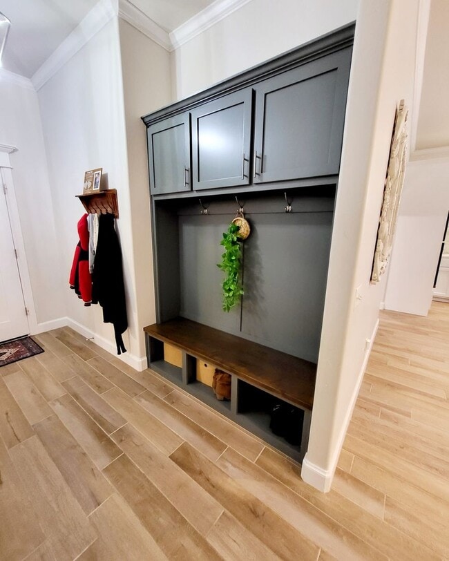 Building Photo - You Could Call This Beautiful 4-Bed, 2-Bat...