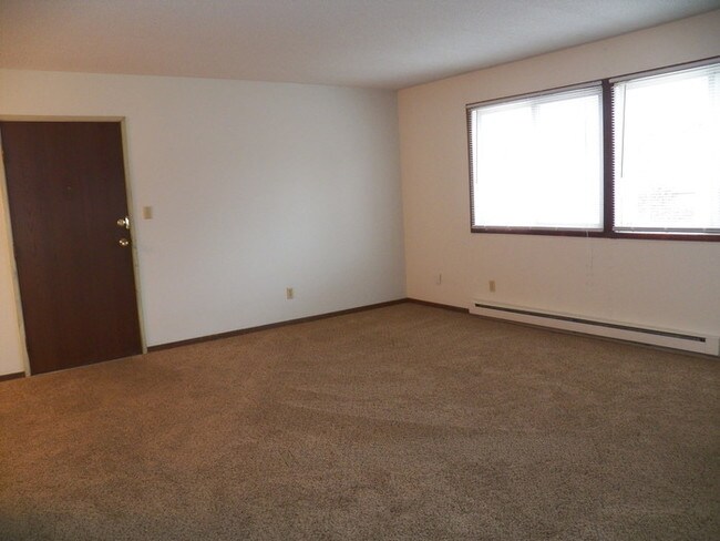 Building Photo - Large 2 bedroom!  Move In Special!!