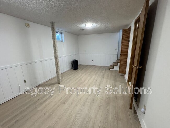 Building Photo - 609 N 13th St