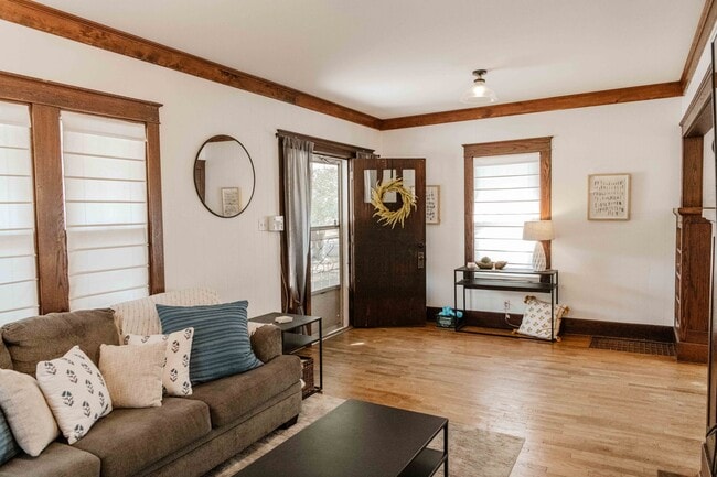 Building Photo - Charming 3 Bedroom Home with Hardwood Floo...