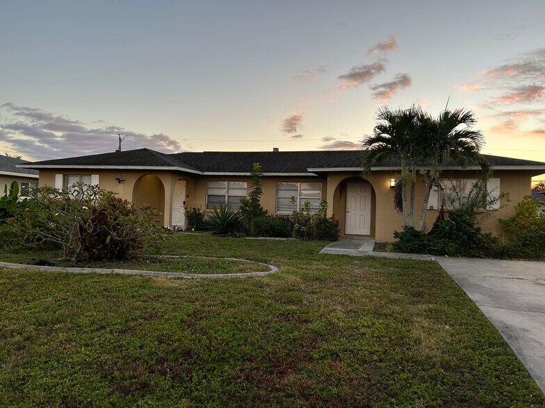 Building Photo - 413 NE 24th Pl