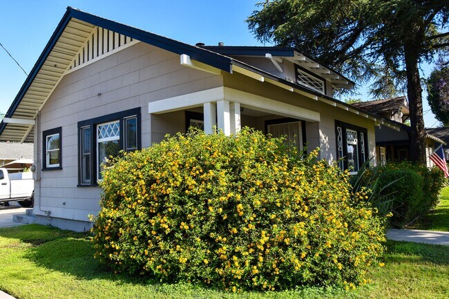 Building Photo - Grand (384-394) South