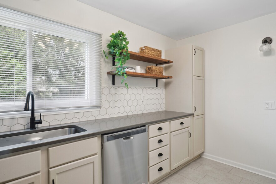 Building Photo - 1218 Sunset Dr