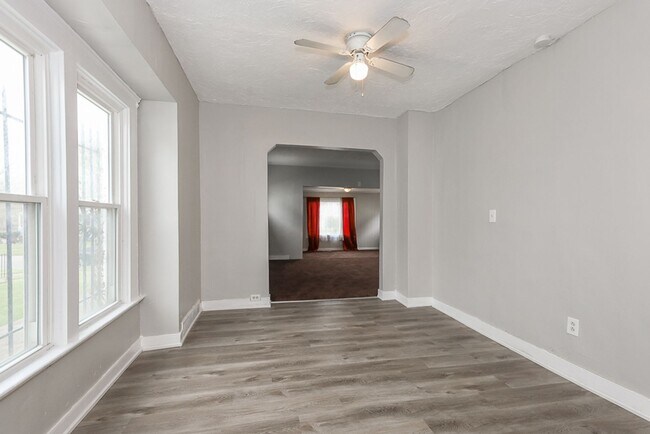 Building Photo - Spacious 3 bedroom/1 bath Single house! Ga...