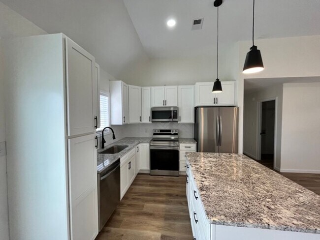 Building Photo - 204 Franklin Sq - Beautifully Updated Home in Bonaire