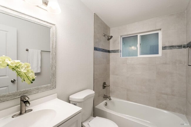 Building Photo - 142 Anita Ct