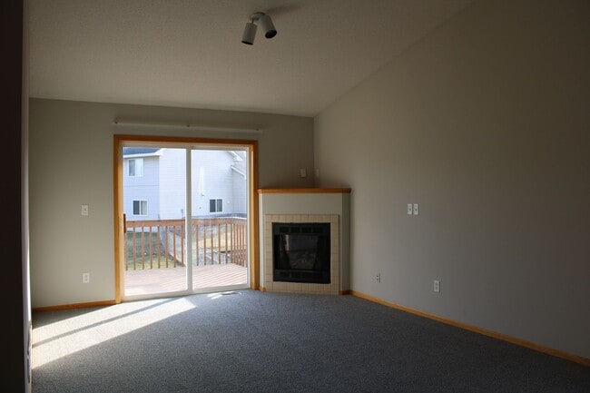 Building Photo - Charming 2BR/2BA Townhome in Prime Location