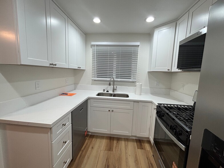 Building Photo - 532 S Stewart Dr