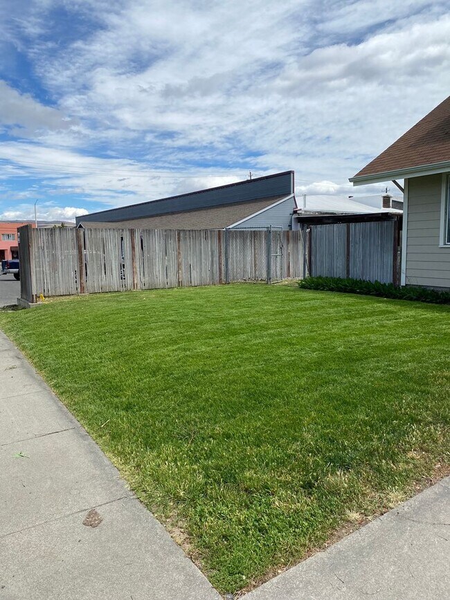 Building Photo - Big Home, Big Possibilities! 6 bed 2 bath in Selah!