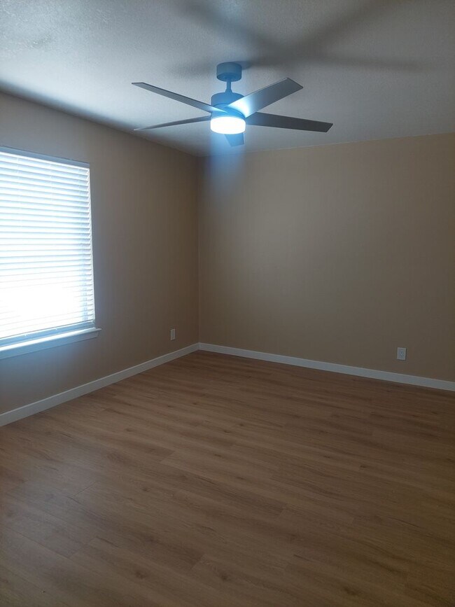 Building Photo - 4 BEDROOM 3 BATHROOM HOME! fully remodeled...