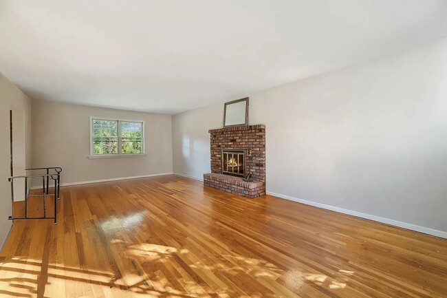 Building Photo - 15 Van Wyck Dr