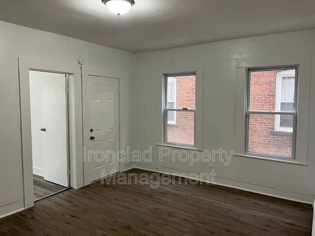 Building Photo - 28 Oak St