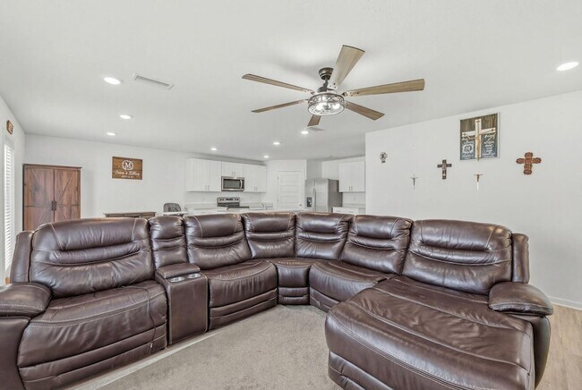 Building Photo - 25 Riverwalk Xing