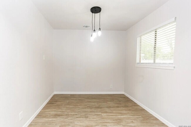 Building Photo - Single Story Home Near Tom Slick Park