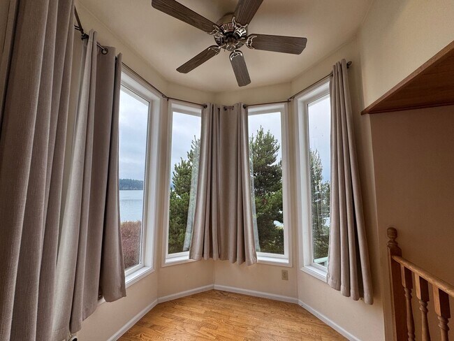 Building Photo - La Conner Home with Stunning View