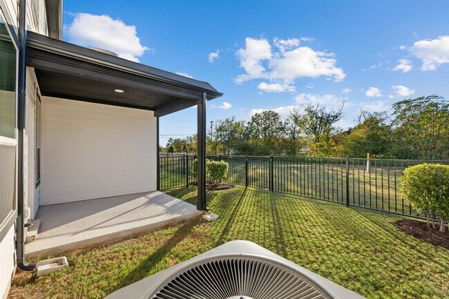 Building Photo - 2725 Woodall Dr