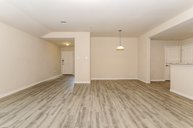 Building Photo - 2048 Oakwood Forest Dr