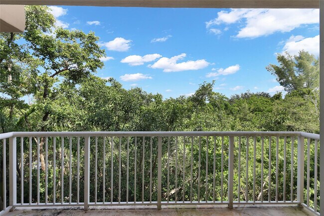 Building Photo - 529 E Sheridan St