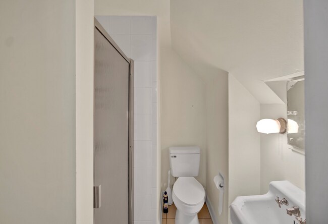 Building Photo - 2137 Maple Ave