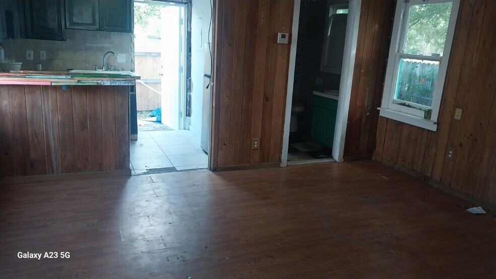 Building Photo - 2704 Poinsettia Ave