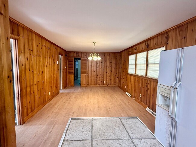 Building Photo - Three bedroom, 1.5 bath house in Burlington