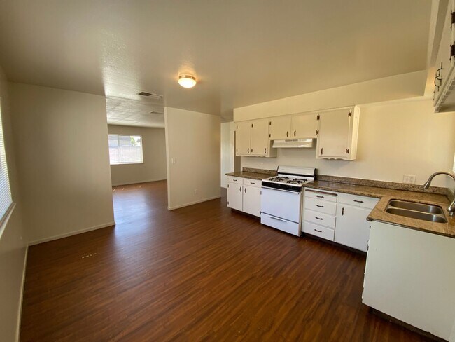 Building Photo - Tulare Home for Rent coming soon!