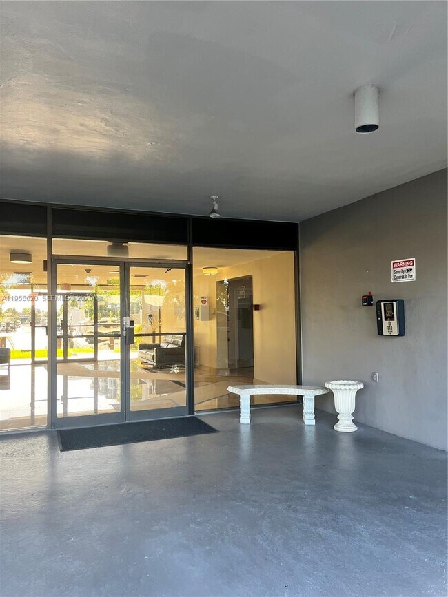 Building Photo - 4800 Bayview Dr