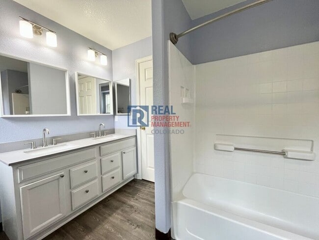 Building Photo - 676 Hedgerow Way