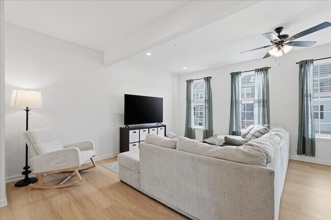 Building Photo - Beautifully UPDATE Townhome FOR LEASE