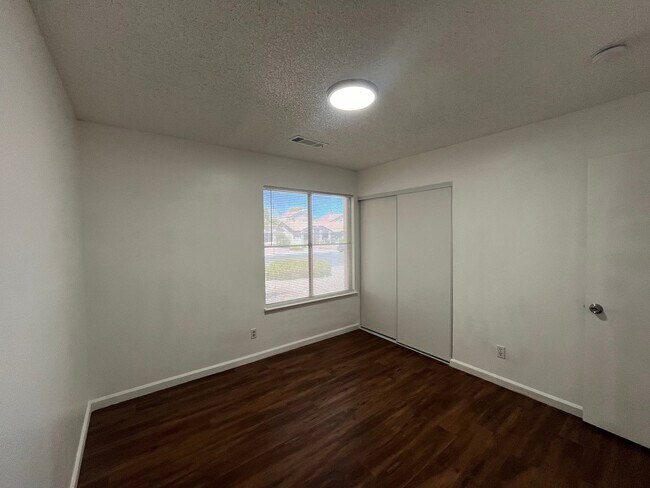 Building Photo - Bright & Beautifully Renovated 3 Bed, 2 Ba...