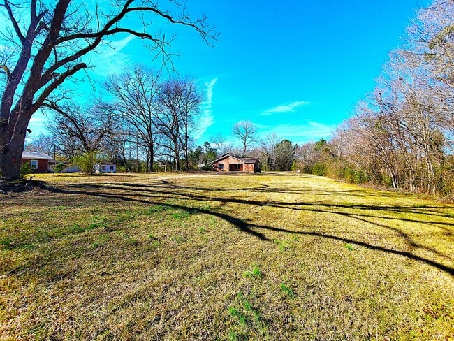 Building Photo - Welcome to this charming 2 bedroom, 2 bathroom home in Henderson, Texas!