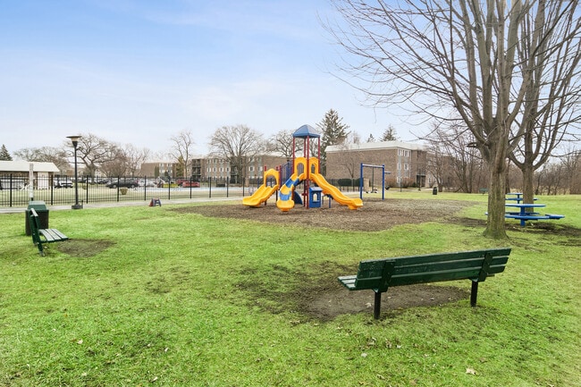 Building Photo - 1633 N Windsor Dr