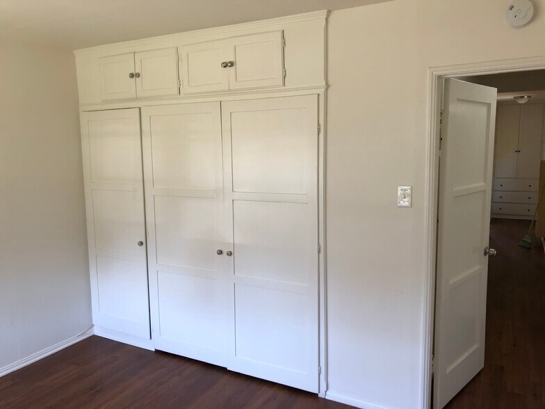 Building Photo - 647 Brooks Ave