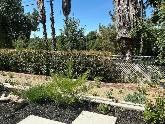 Building Photo - Charming 2 Bedroom Home with Studio/Office...