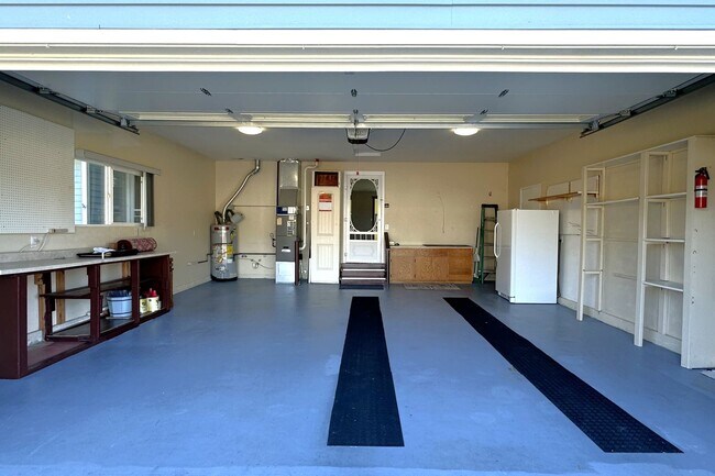 Building Photo - Beautiful Rambler in Gated Camaloch Golf c...