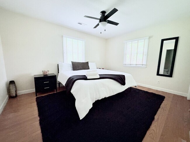 Building Photo - 205 Venus Dr
