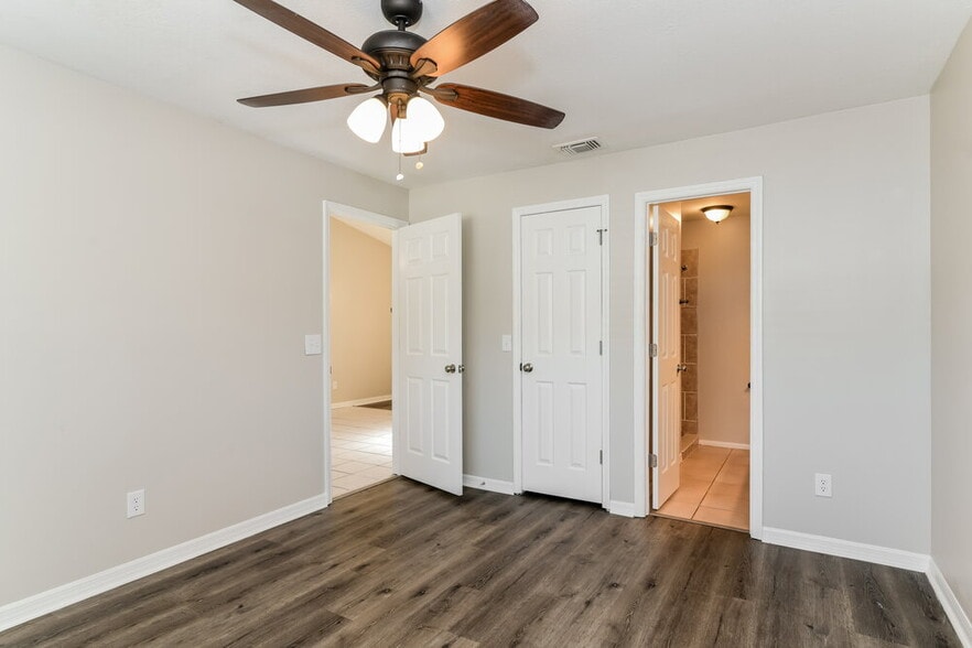 Building Photo - 724 Iowa Woods Cir E