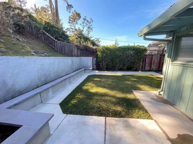 Building Photo - 2361 Oakmont Dr