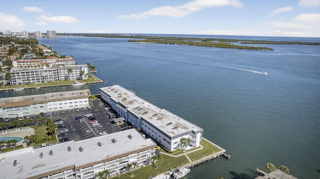 Building Photo - 100 Shore Ct
