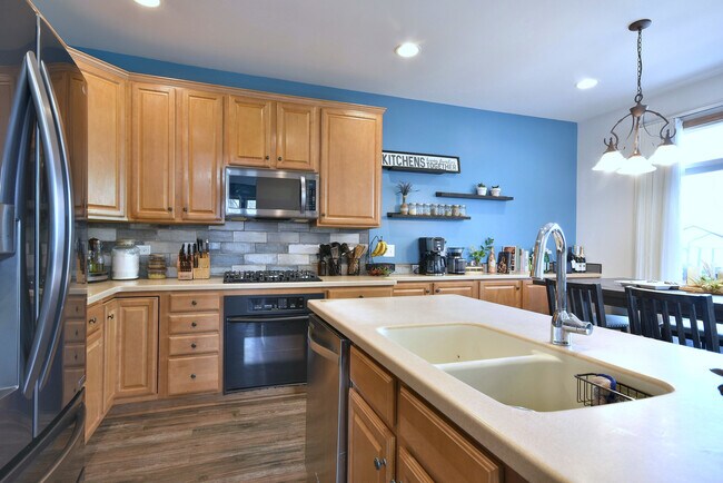 Building Photo - 5600 Cloverdale Rd