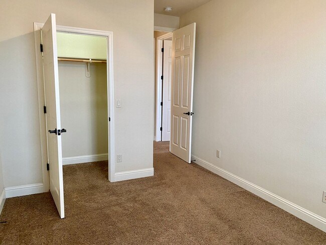 Building Photo - $3,150 Copper River, Beautiful 4 Bedroom -  E. Via Estrella Dr, Fresno / Gated Community