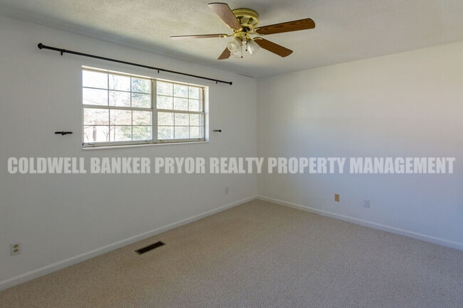 Building Photo - 598 Highland Dr