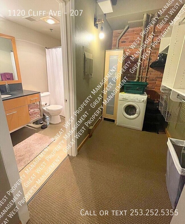 Building Photo - 1120 E Cliff Ave