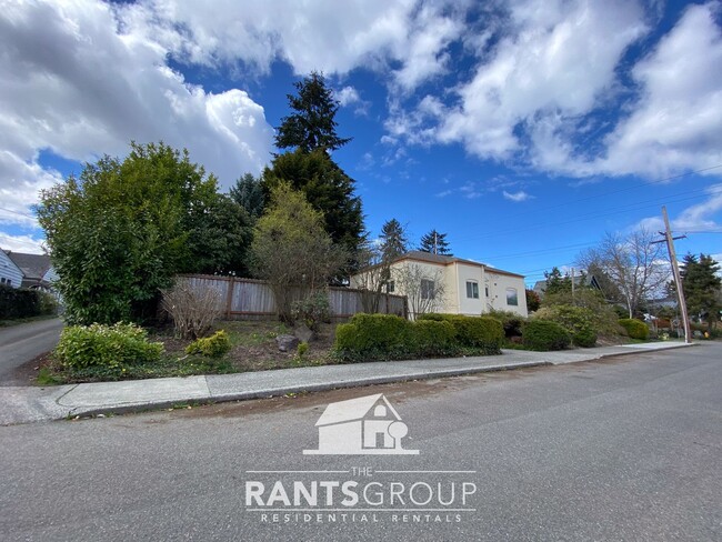 Building Photo - Charming & bright westside 2 bed, 1 bath o...