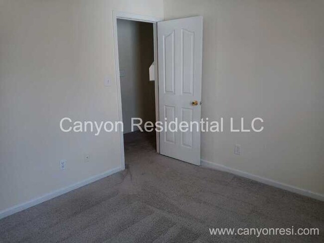 Building Photo - Beautiful, spacious 3-bedroom house with b...