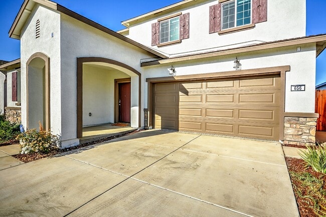 Building Photo - Newer home with solar AVAILABLE NOW!