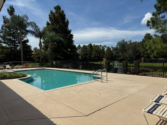Building Photo - Come and Experience This Townhouse